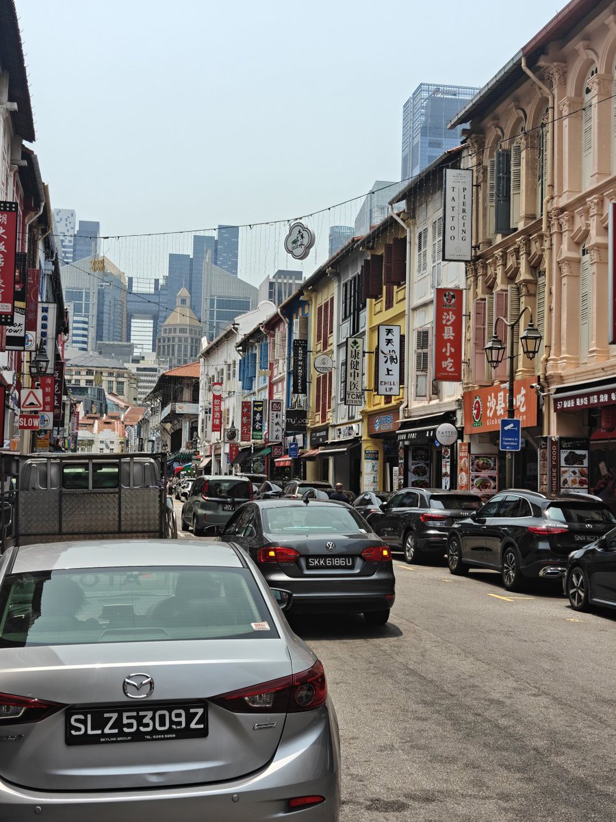chidorakele's tweet photo. Have you ever watched Hong Kong movies? Many buildings in Chinatown were completed in the 1970s. https://t.co/F8xFZnXQsw