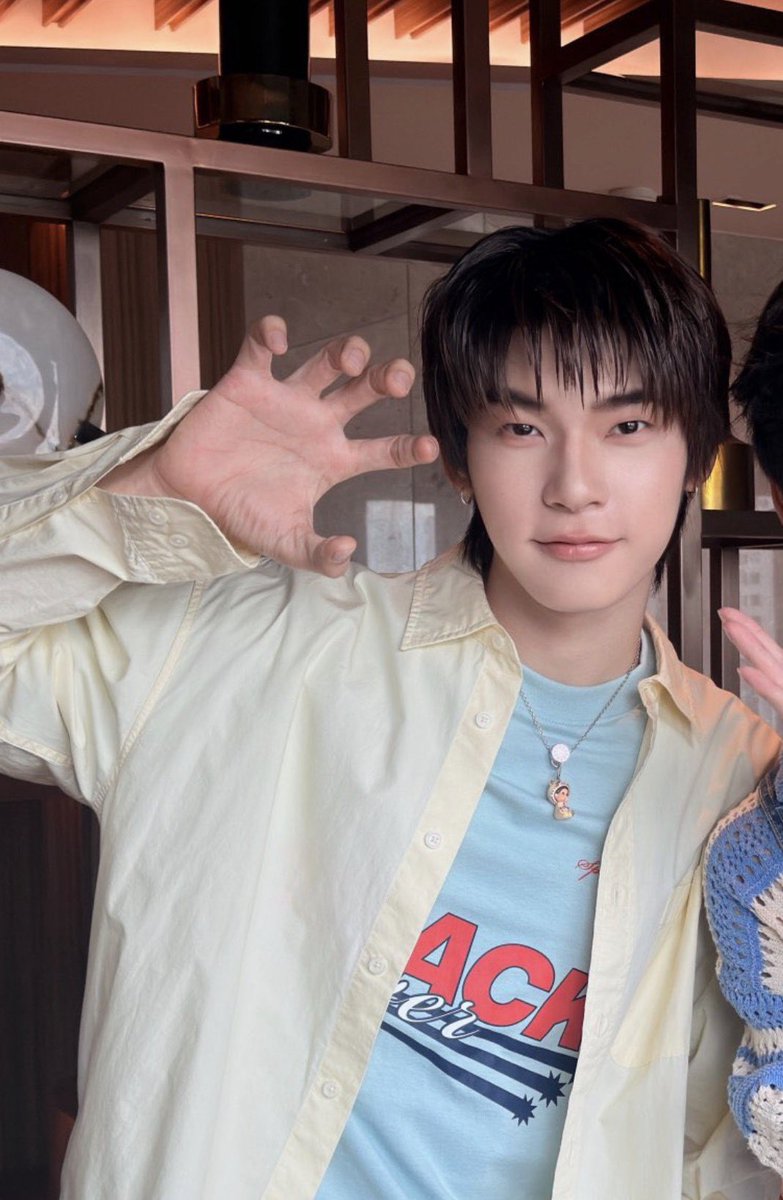 withyouwerebear's tweet photo. เห้ยยยยยว่าไปปปปที่ตี๋ที่ตัดผมเองเพราะเป็น rockstar นี่ว่าเรื่องจริงนะเนี่ยยย แล้วคล้ายทรงผมเดียวกันกับแจฮยอนเลยยยยยยย หรือนี่ตอนนี้กำลังฮิตเป็นผู้นำแฟชั่นนนนน

#twnpich https://t.co/Iho4eBP68t
