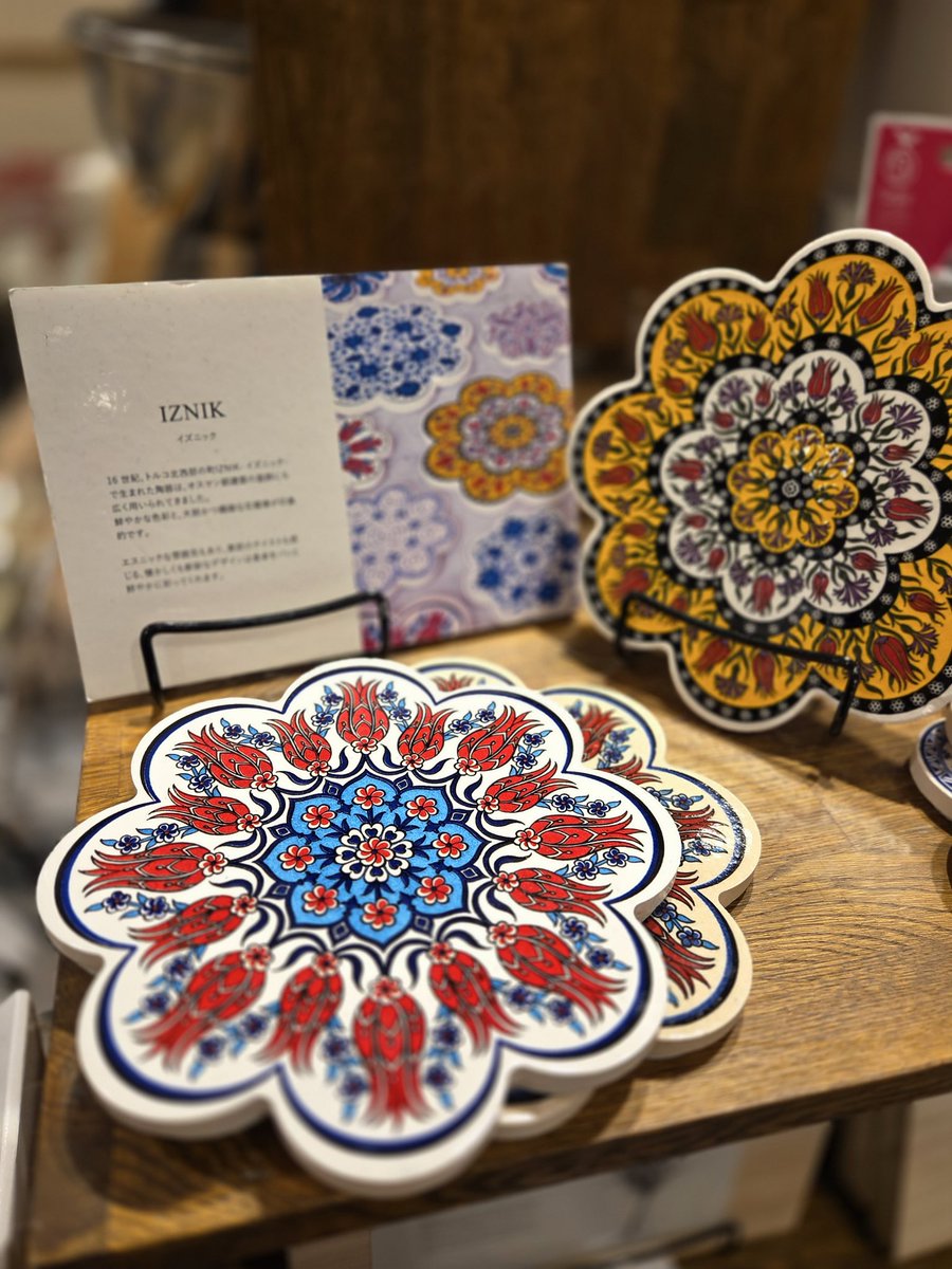 yurindo_meguro's tweet photo. 目黒店のアパレル・雑貨フェア。
英国リヴァーレースの壮麗さとインド綿ならではの軽やかさ、着心地の良さを追求した #Fanaka のブラウス。
大判で使い勝手の良いストールは、インテリアにも活用できます。
トルコの伝統柄をあしらったイズニック陶器。くすんだお天気の日々に彩りを。
#IZNIK https://t.co/JDt9h02kOV