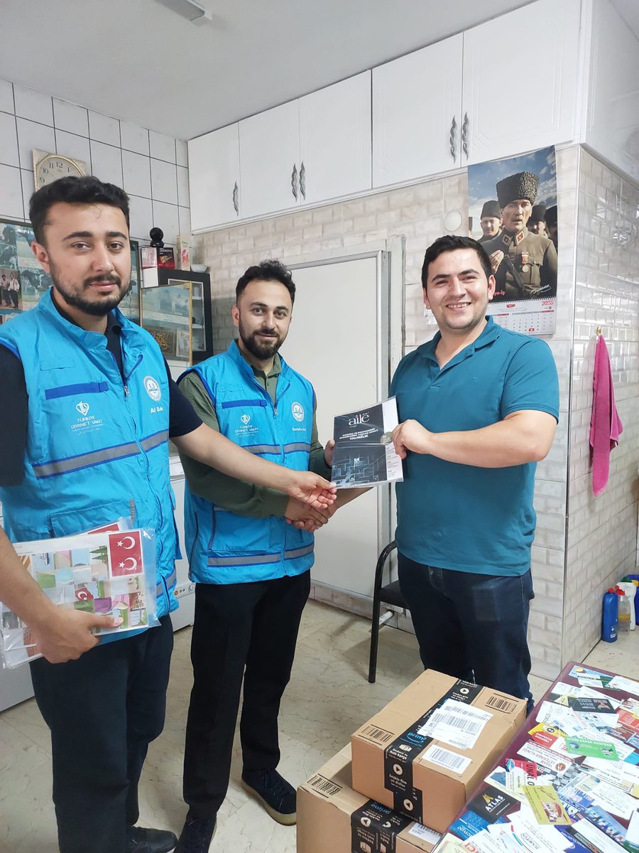 UlusMuftuluk's tweet photo. Ahilik Haftası’nda Esnaflarımıza Diyanet Dergisi Hediye Ettik https://t.co/t29QYswMMn