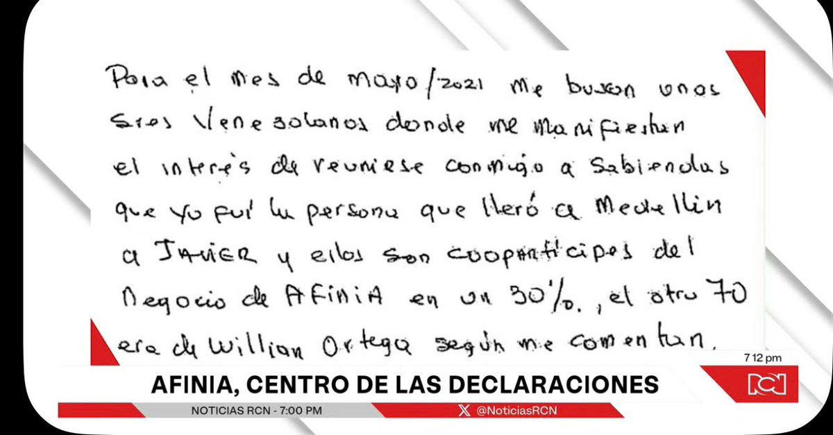 alejodebedout's tweet photo. Apareció el hombre de los 1.000 millones 🤑

Un solo testigo expuso parte del saqueo a Medellín. Miguel Quintero le dice que si llega a la gerencia del Hospital General, tiene que entregar la contratación de medicamentos, aseo, vigilancia y alimentos.
Lo envían donde Álex Flórez. Flórez escribe en un papel: $1.000 millones.
Mientras tanto, Daniel Quintero reenvía por WhatsApp la hoja de vida de quien iba a quedar en Afinia.
Uno cobraba el hospital, el otro entregaba la filial, el hermano coordinaba. El cargo se pagaba o no se nombraba. Ahí quedaron expuestos @AlexFlorezH y @QuinteroCalle.

El senador del @PactoCol tiene mucho que explicar ante la corte por violencia intrafamiliar y por el caso de borrachera, orinado en Cartagena; al parecer, también tiene varios pecados de presunta corrupción. ¿Será que @petrogustavo lo va a seguir protegiendo?
