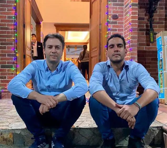 alejodebedout's tweet photo. Apareció el hombre de los 1.000 millones 🤑

Un solo testigo expuso parte del saqueo a Medellín. Miguel Quintero le dice que si llega a la gerencia del Hospital General, tiene que entregar la contratación de medicamentos, aseo, vigilancia y alimentos.
Lo envían donde Álex Flórez. Flórez escribe en un papel: $1.000 millones.
Mientras tanto, Daniel Quintero reenvía por WhatsApp la hoja de vida de quien iba a quedar en Afinia.
Uno cobraba el hospital, el otro entregaba la filial, el hermano coordinaba. El cargo se pagaba o no se nombraba. Ahí quedaron expuestos @AlexFlorezH y @QuinteroCalle.

El senador del @PactoCol tiene mucho que explicar ante la corte por violencia intrafamiliar y por el caso de borrachera, orinado en Cartagena; al parecer, también tiene varios pecados de presunta corrupción. ¿Será que @petrogustavo lo va a seguir protegiendo?