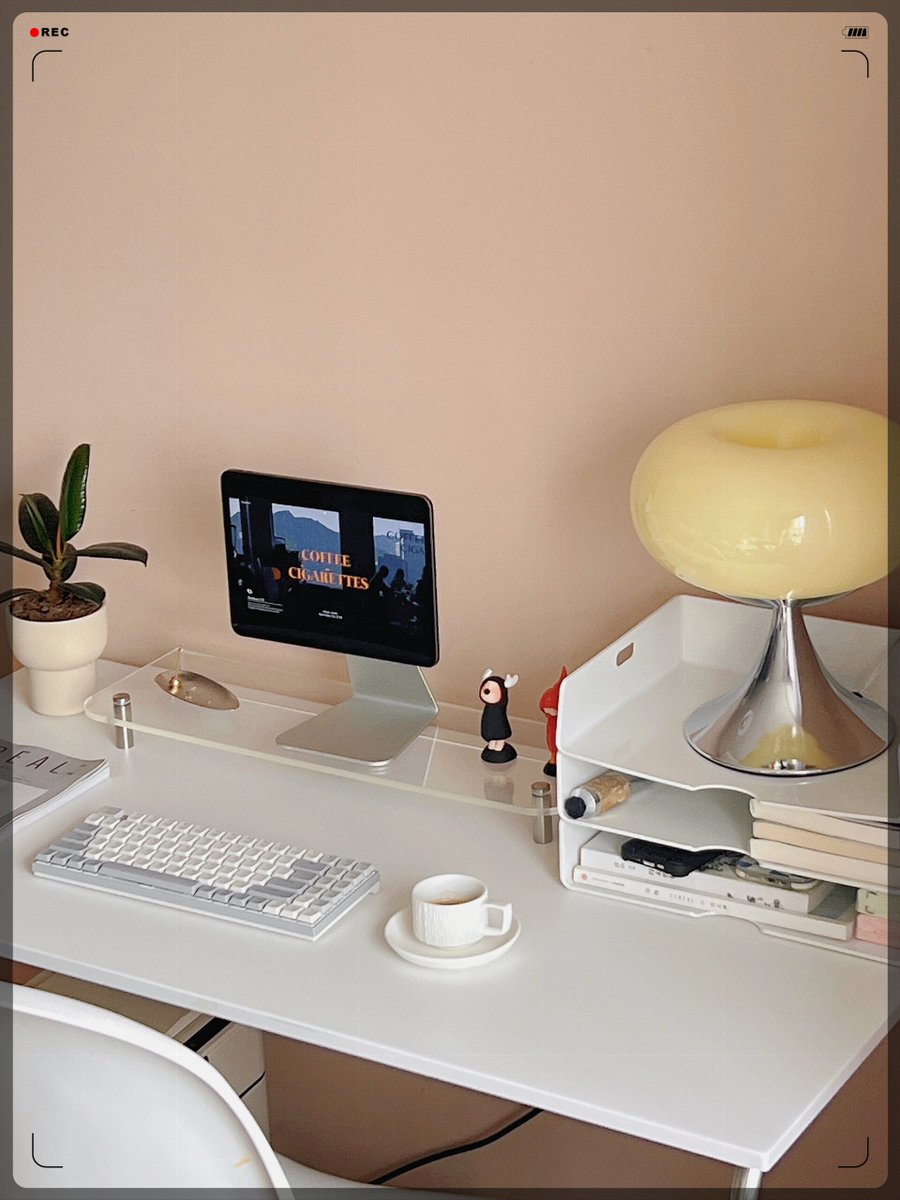 MaryHupperper7's tweet photo. Decluttered my desk tonight—say goodbye to unused stationery and old notebooks, hello to a tidy, stress-free workspace! https://t.co/1zlZQ6ZtdE