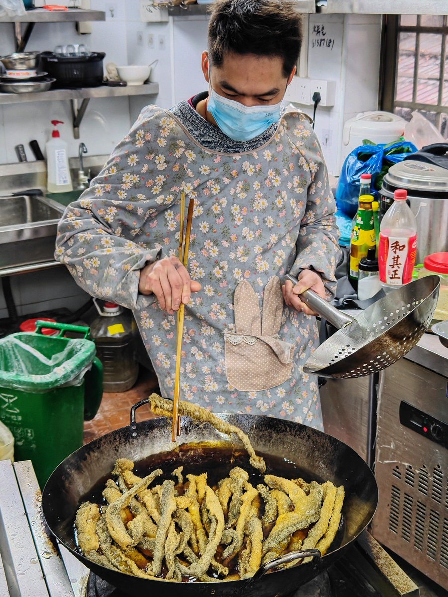 RosalindaBio's tweet photo. Grab these crispy, golden fried skewers from the street stall—hot, savory, and perfect for a quick, cozy bite on a chilly day!， https://t.co/qQuLxLNrfG