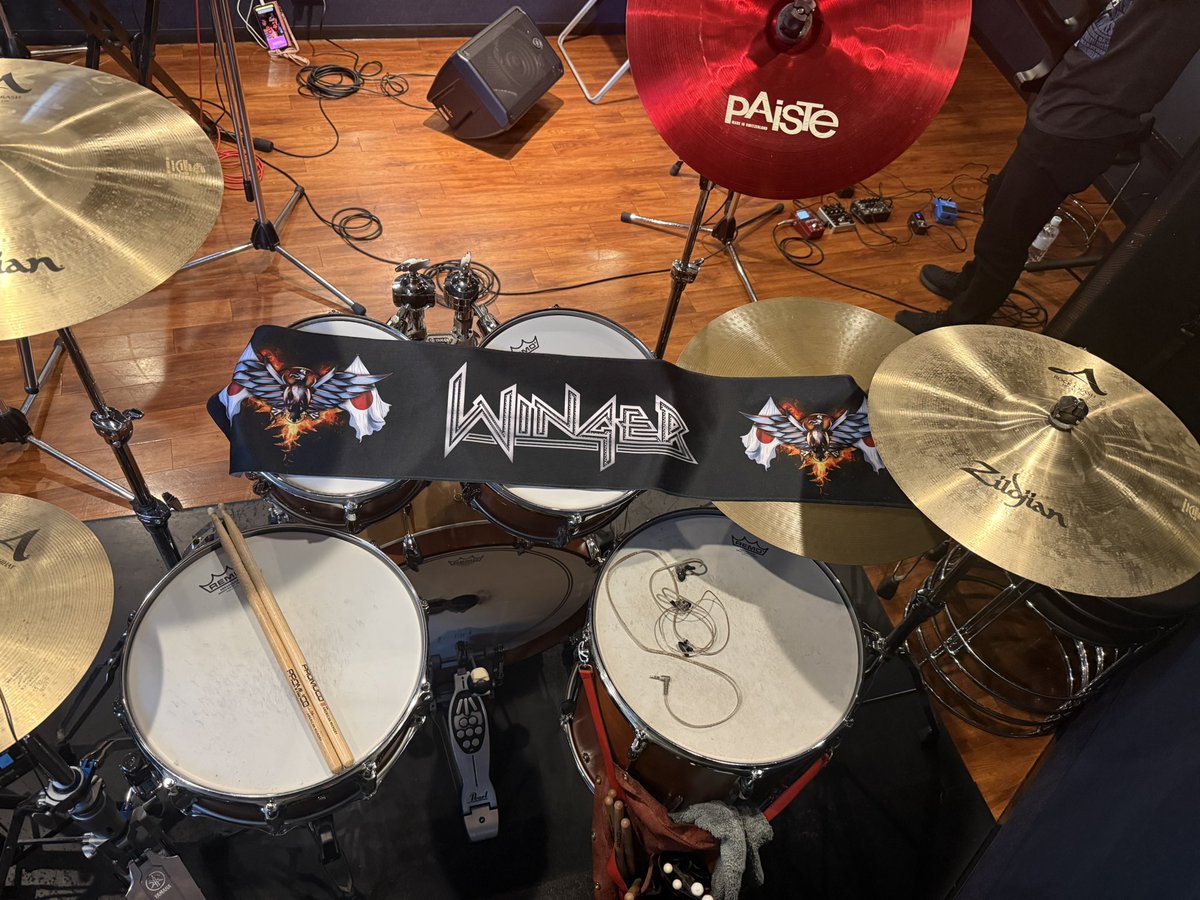 keybow_kiyoshi's tweet photo. Hungry17's(#Winger tribute)リハでしたっ✨
大雨で機材が濡れるのを避けるため、スティックと、バックに入る14インチChinaのみ持ち込んでのリハ。。。何とかなったっ✨

本番は、11/22(日)@#巣鴨獅子王 でございますっ🦁

#KipWinger
#RebBeach
#JohnRoth
#RodMorgenstein
#PaulTaylor
#Hungry17s https://t.co/5GnczxnXYL