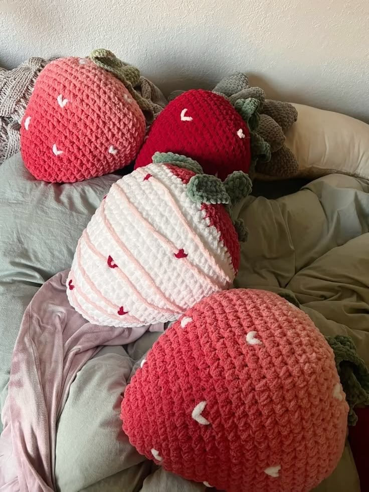 sofiafranco231's tweet photo. Que cojines preferirían para su sala??

           This 🍓                     or                         That 🍪

ENGENE DEMANDS EQUITY FOR 7
#BELIFT_Commit_To_Artist_Welfare
#Boycott_HYBE_Corporate https://t.co/pMfgqqa11X