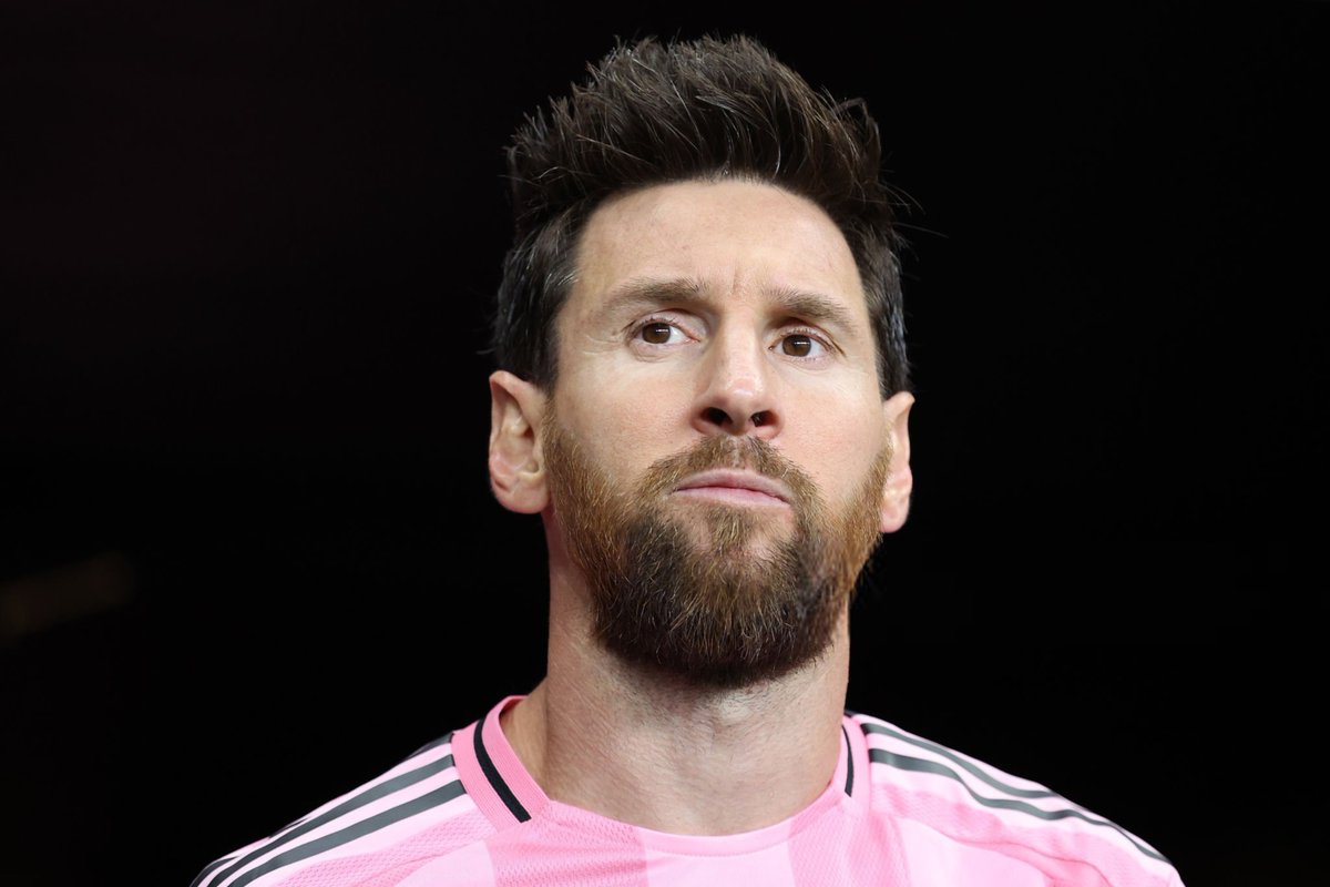 TouchlineX's tweet photo. 🚨 𝗡𝗘𝗪: Lionel Messi is 70 goals away from scoring 1000 goals and is also missing 76 assists to reach 500 assists.
He is also 4 free kicks away from surpassing the top free kick scorer in football history, Marcelino Carioca, who has 78 free kicks. https://t.co/oIfwAgrPUI