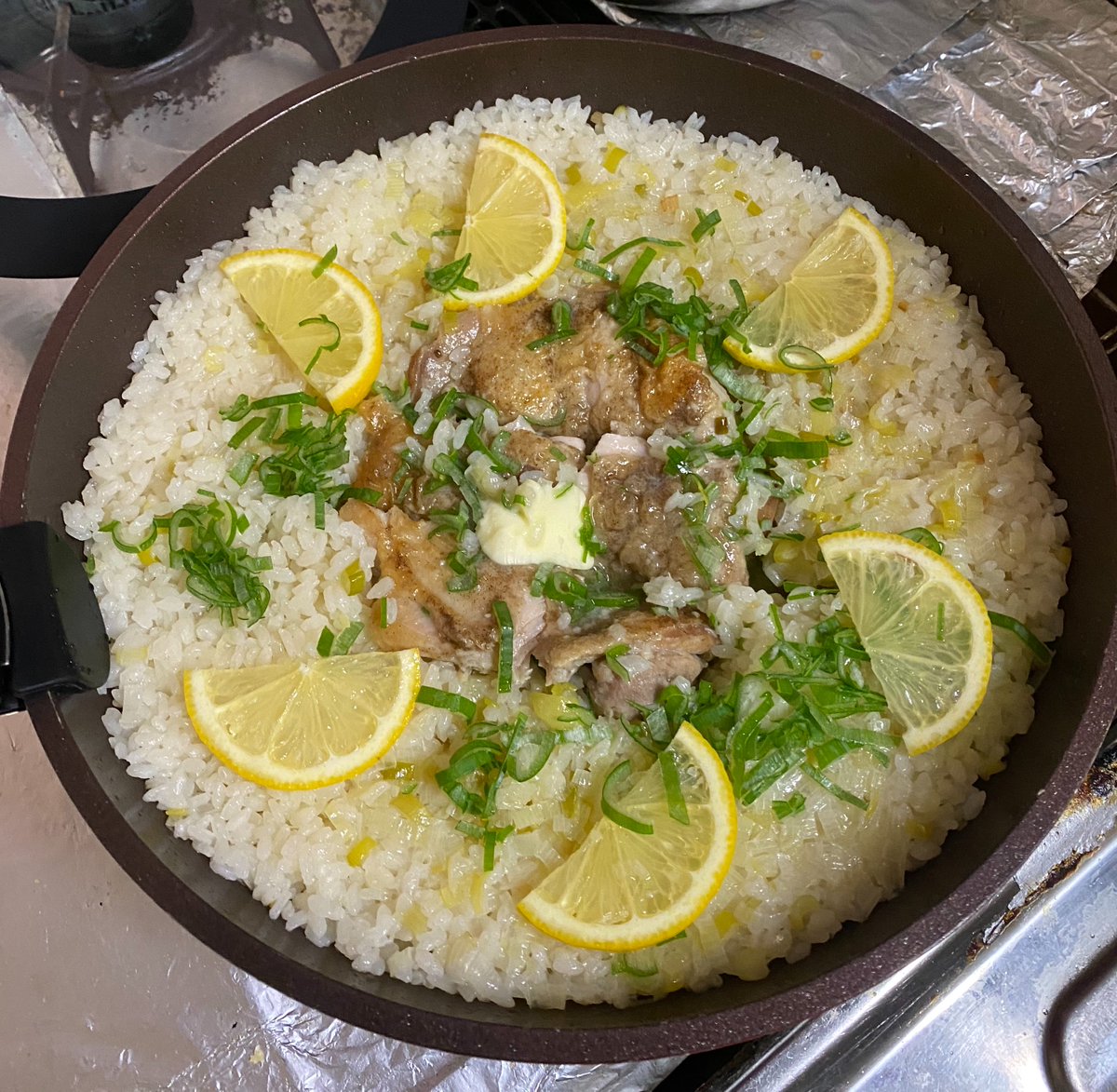 gonhashi's tweet photo. インスタで見かけたねぎ塩チキンパエリア作ってみた。
アカン、2〜3人前なのに1人で食いつくすくらい美味いw https://t.co/RqNLZztqKP