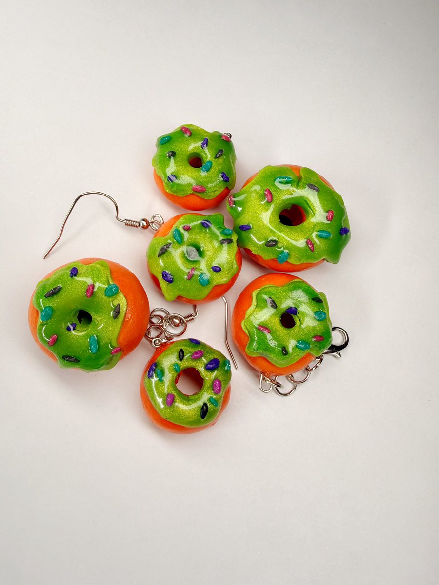 lvl99roidmage's tweet photo. I still have some #Halloween #handmadejewelry available on my site! (Link in bio) if you would like to show support to my #smallbuisness even just sharing this post would be so helpful! #halloweenbagcharms #bagcharms #halloweenearrings https://t.co/txSYb4RkI9