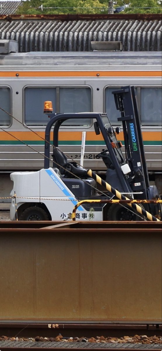 SE15GAEB's tweet photo. 入換の合間合間でリフトが走り回ってましたが、小倉商事って関西の会社でしたっけ。 https://t.co/dRll2qRMrC