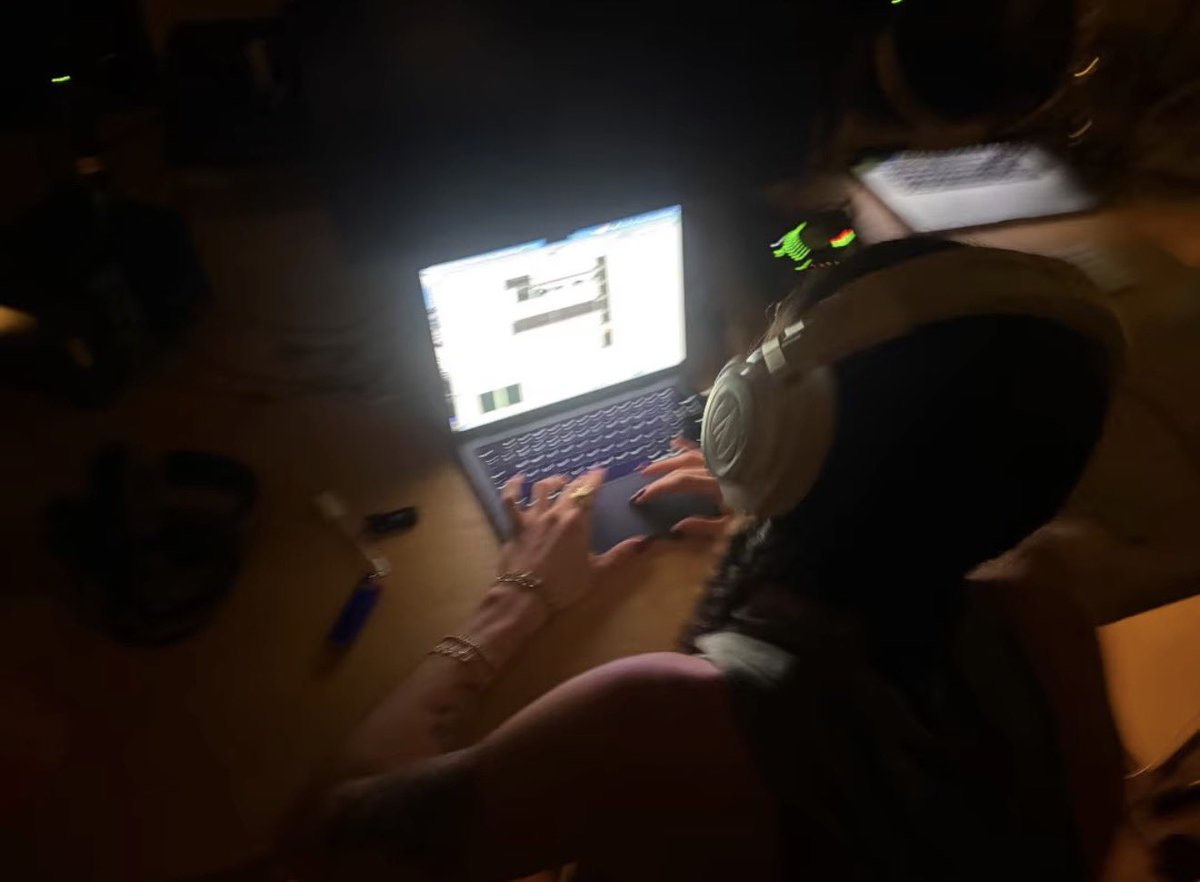 2delizious's tweet photo. HES IM THE FUCKING STUDIO WITH IZA OH MY GOD https://t.co/1eP96PB7Lj