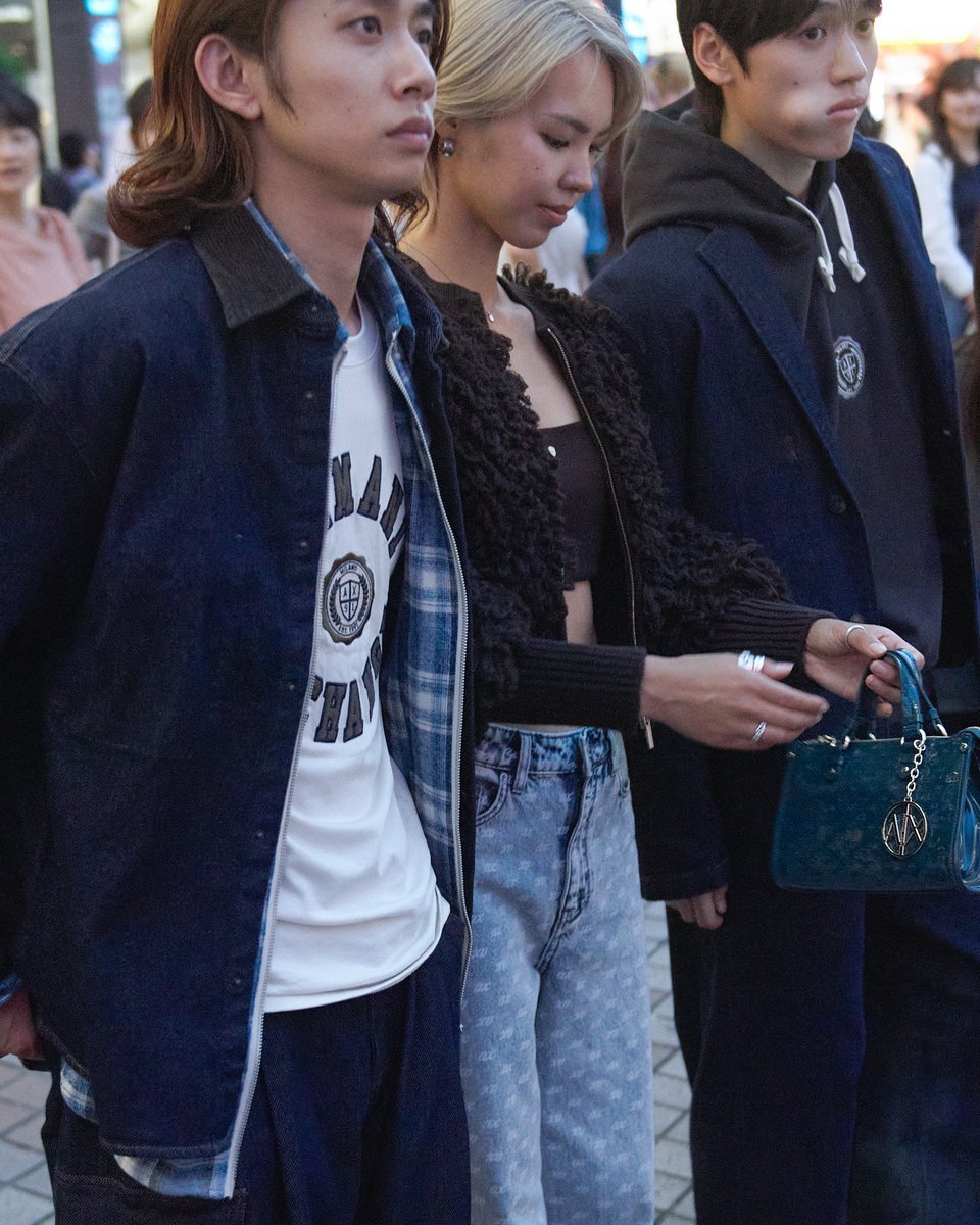 ARMANI_JAPAN's tweet photo. #ArmaniExchange
個性を映す、A|Xのデニムスタイル。
──自由な感性が、都会の躍動と響き合います。
https://t.co/oK6RPCwt24
#AXfw26 #Denim #HarukaKoyama #AoiKise #木谷生 https://t.co/JPeRGZcIPu