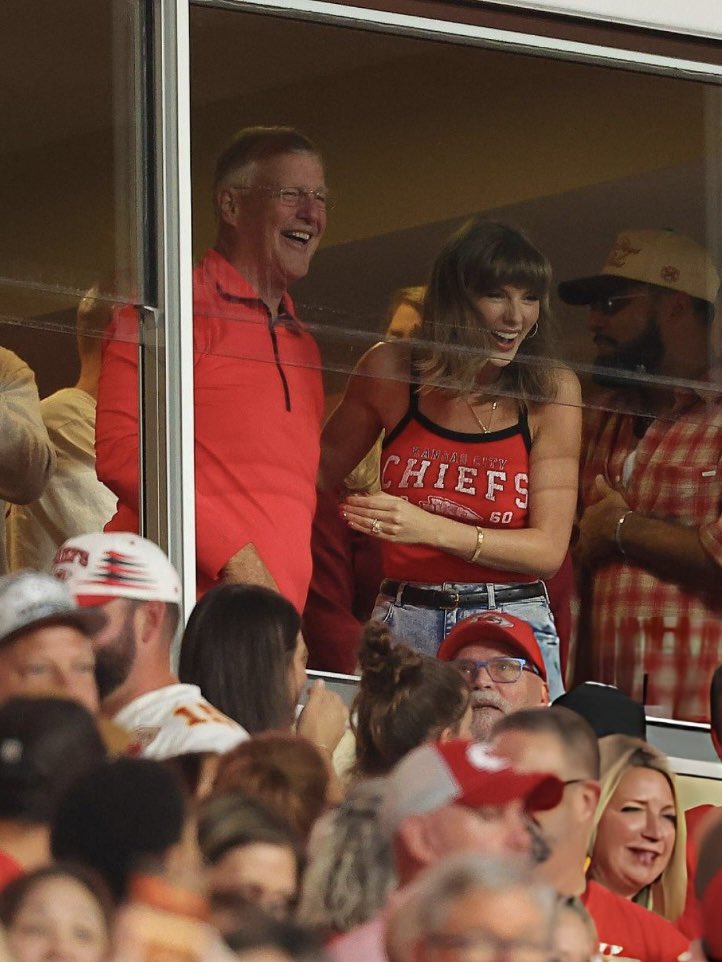 taylorswiftbr's tweet photo. A felicidade! ❤️

Taylor e Scott Swift no jogo do Chiefs hoje à noite. https://t.co/lYSoNJu5iH