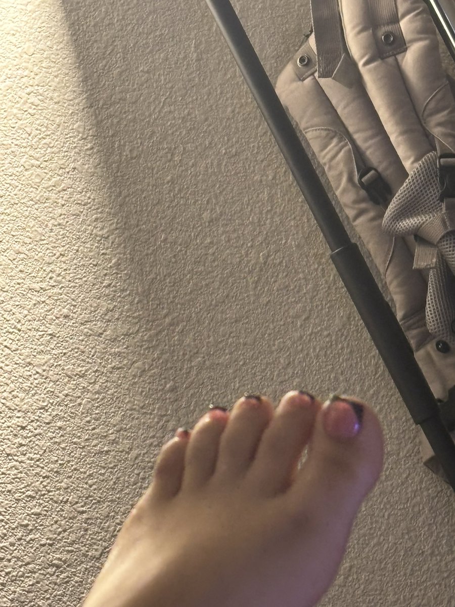 Inveourt's tweet photo. approach loser 

#pawg #findom #sellingcontent #toes #latina https://t.co/ccFrmCihdh