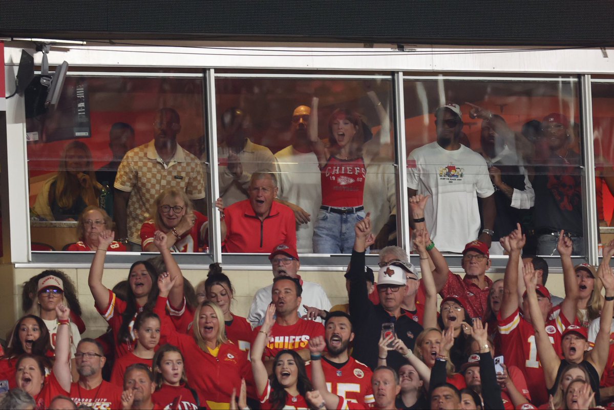 extratv's tweet photo. Taylor Swift was pumped up after husband Travis Kelce’s touchdown on Sunday night, celebrating with her dad Scott Swift and Travis’ mom Donna Kelce in the family suite. 🏈🎉

#chiefs https://t.co/vjJc9lC3mg