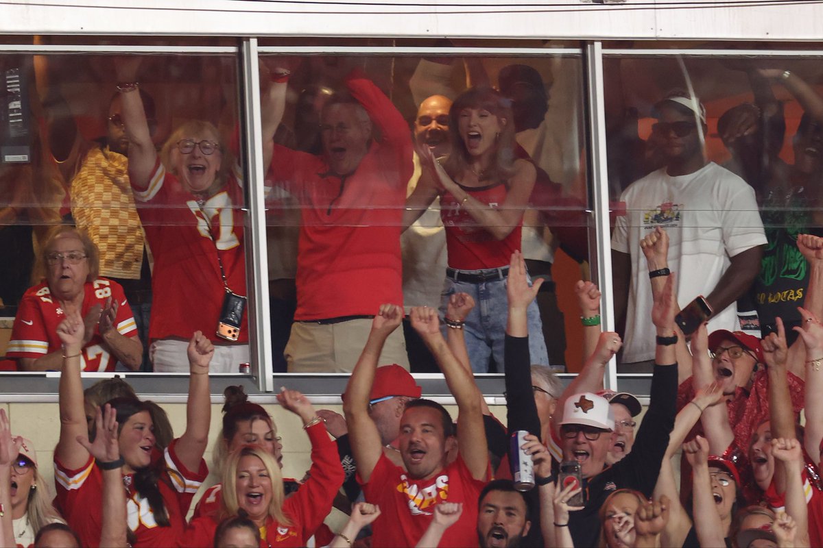extratv's tweet photo. Taylor Swift was pumped up after husband Travis Kelce’s touchdown on Sunday night, celebrating with her dad Scott Swift and Travis’ mom Donna Kelce in the family suite. 🏈🎉

#chiefs https://t.co/vjJc9lC3mg