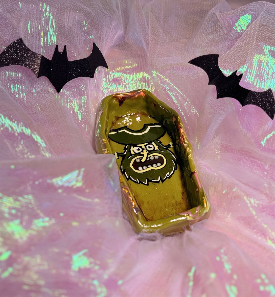 lvl99roidmage's tweet photo. Okay and my latest favorite I’ve made so far, the Flying Dutchman coffin trinket tray…. (hand painted BTW!!) AHHH loved making this one! Available now! (Link in bio) #spongebob #flyingdutchman #halloween #handmade #trinkettray #smallbuisnessowner #handpainted https://t.co/JB97UrLvES