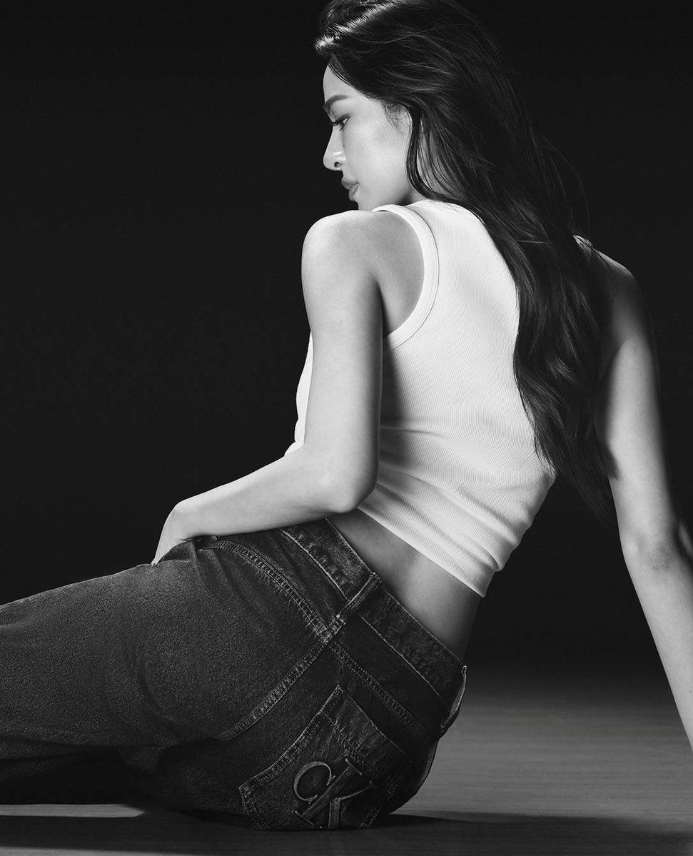 Runchnlaphat's tweet photo. Lingling Kwong brings effortless confidence to @CalvinKlein ’s “Feel the Fit” campaign. She looks absolutely stunning in every denim look. ✨

#LinglingKwongxCalvinKlein
#CalvinKlein #LinglingKwong
@linglingsirilak https://t.co/trUYvwx9a4