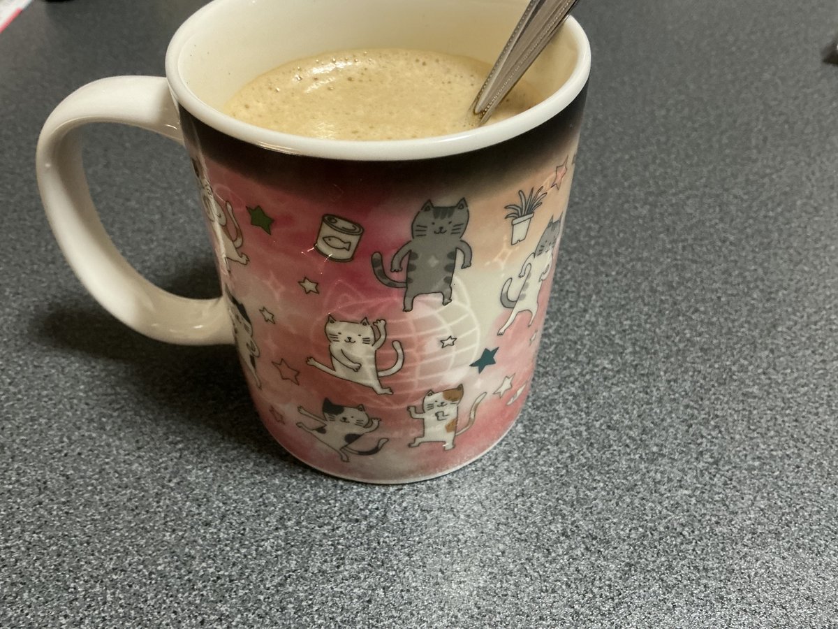 ff14_kanegatis's tweet photo. ダイソーで温まるとダンシングねこちゃん達が出てくるゴキゲンなマグカップを見つけて即買いしてしまった🕺🕺🪩🕺🕺🪩 https://t.co/VdbIKhCd8A