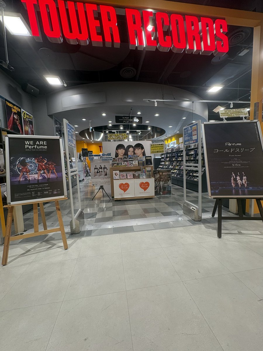 TOWER_Hiroshima's tweet photo. Perfumeメジャーデビュー21周年おめでとうございます㊗️
どれだけ時が巡ろうと今日はPerfumeの日。
女神たちの日々が流れ雲のようにゆっくりとFlowしていますように。
そして12月のリリース😭も盛り上げます。
#prfm https://t.co/9mY4ihB5Cw