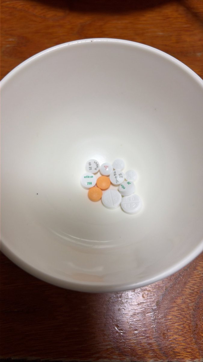 55million1's tweet photo. 体が痛すぎて今起き🌀

昨夜、飲もうと思って用意した薬を忘れて眠りについたみたいだ(ー_ー )
どうりでとても痛いわけで😓

最近、何かを忘れる事が多いんだけど薬のせいなのかな？それとも繊維筋痛症のブレインフォグのせい？ https://t.co/95yLLQYfvw
