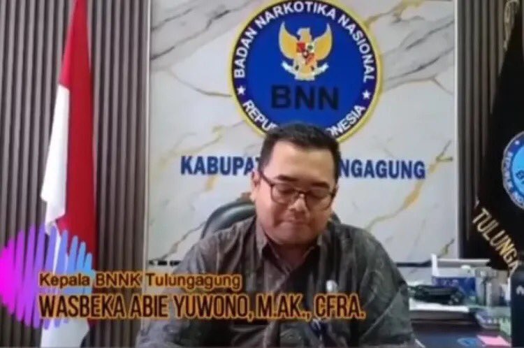 sibambaang's tweet photo. SPPG TULUNGAGUNG MENGGUNAKAN NARK*BA SAAT KERJA DENGAN ALASAN 

"AGAR KUAT BEKERJA SAMPAI LARUT MALAM" 

KOK ISO!

Kepala BNNK Tulungagung Wasbeka Abie Yuwono menyebut 2 pekerja dapur SPPG di Gendingan dan Pucangan positif sabu.

Katanya biar kuat begadang olah makanan MBG.

Kini sudah diamankan untuk asesmen & rehabilitasi. 

Tulungagung juga tercatat sudah 7 kali kasus keracunan MBG, terbanyak di Jatim.