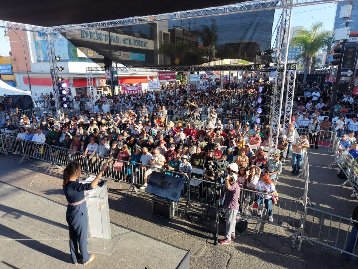 SemNuevoSonora's tweet photo. 🇲🇽 SHEINBAUM, A RAS DE SUELO: 240 MIL PERSONAS LA ACOMPAÑAN EN OCHO ESTADOS

La presidenta @Claudiashein  cerró un fin de semana histórico en su gira nacional “Honestidad y Resultados”, al reunir a 240 mil mexicanas y mexicanos durante su recorrido por ocho entidades.

Más allá de las cifras, la gira mostró a una Presidenta cercana, que recorre el territorio, escucha directamente a la ciudadanía y rinde cuentas en las plazas públicas sobre las acciones y resultados de su gobierno.

Desde Tlaxcala hasta Sinaloa, miles de familias salieron a su encuentro: 12 mil personas en Amaxac; 17 mil en Celaya; 12 mil en Querétaro; 65 mil en Toluca; 38 mil en Ciudad Juárez; 50 mil en Tijuana; 6 mil en La Paz y 40 mil en Culiacán.

Con esta jornada, Sheinbaum suma 26 entidades visitadas en tres fines de semana, fortaleciendo un estilo de gobierno cercano al pueblo, de diálogo directo y presencia permanente en cada región del país.

La cercanía también es una forma de gobernar: escuchar, informar y caminar junto a la gente.

#ClaudiaSheinbaum #HonestidadYResultados #PresidentaCercana #GobiernoDeMéxico #Transformación #México
