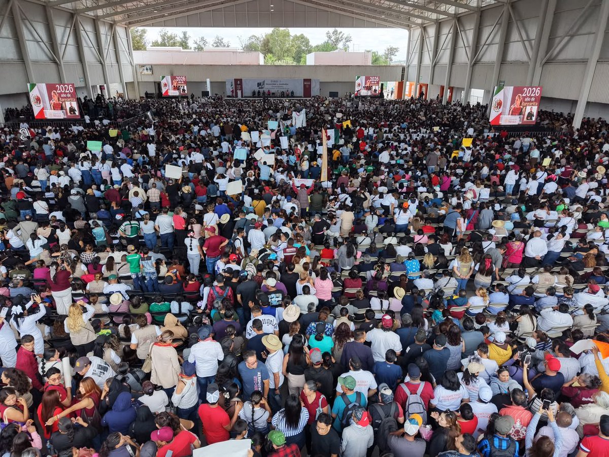 SemNuevoSonora's tweet photo. 🇲🇽 SHEINBAUM, A RAS DE SUELO: 240 MIL PERSONAS LA ACOMPAÑAN EN OCHO ESTADOS

La presidenta @Claudiashein  cerró un fin de semana histórico en su gira nacional “Honestidad y Resultados”, al reunir a 240 mil mexicanas y mexicanos durante su recorrido por ocho entidades.

Más allá de las cifras, la gira mostró a una Presidenta cercana, que recorre el territorio, escucha directamente a la ciudadanía y rinde cuentas en las plazas públicas sobre las acciones y resultados de su gobierno.

Desde Tlaxcala hasta Sinaloa, miles de familias salieron a su encuentro: 12 mil personas en Amaxac; 17 mil en Celaya; 12 mil en Querétaro; 65 mil en Toluca; 38 mil en Ciudad Juárez; 50 mil en Tijuana; 6 mil en La Paz y 40 mil en Culiacán.

Con esta jornada, Sheinbaum suma 26 entidades visitadas en tres fines de semana, fortaleciendo un estilo de gobierno cercano al pueblo, de diálogo directo y presencia permanente en cada región del país.

La cercanía también es una forma de gobernar: escuchar, informar y caminar junto a la gente.

#ClaudiaSheinbaum #HonestidadYResultados #PresidentaCercana #GobiernoDeMéxico #Transformación #México