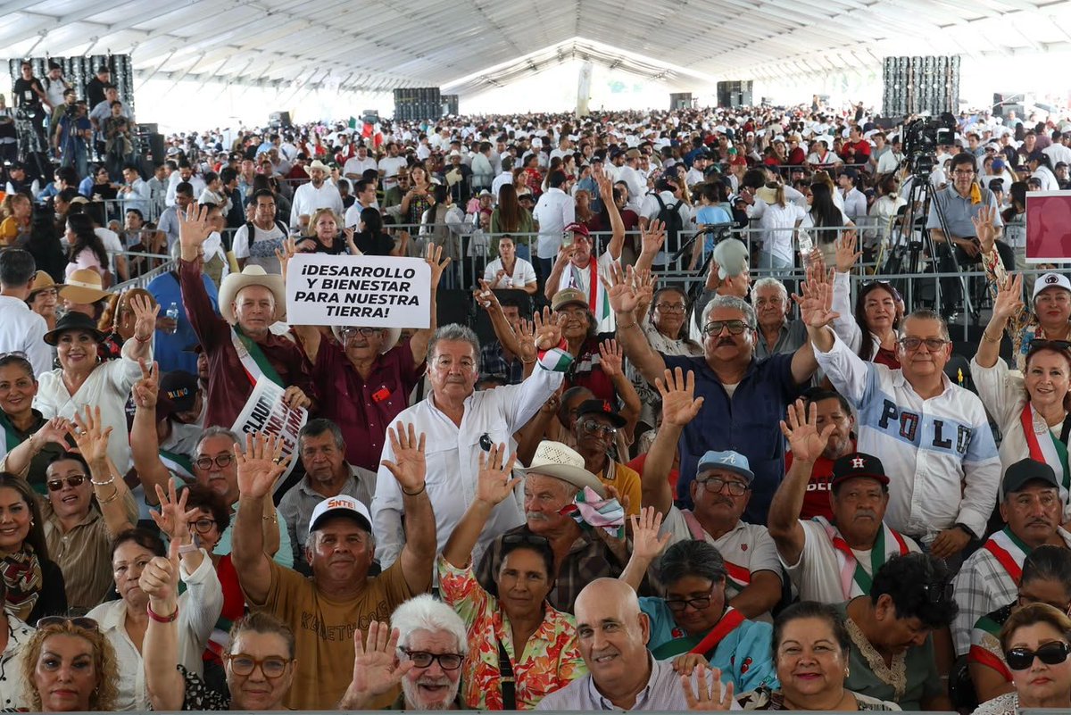 SemNuevoSonora's tweet photo. 🇲🇽 SHEINBAUM, A RAS DE SUELO: 240 MIL PERSONAS LA ACOMPAÑAN EN OCHO ESTADOS

La presidenta @Claudiashein  cerró un fin de semana histórico en su gira nacional “Honestidad y Resultados”, al reunir a 240 mil mexicanas y mexicanos durante su recorrido por ocho entidades.

Más allá de las cifras, la gira mostró a una Presidenta cercana, que recorre el territorio, escucha directamente a la ciudadanía y rinde cuentas en las plazas públicas sobre las acciones y resultados de su gobierno.

Desde Tlaxcala hasta Sinaloa, miles de familias salieron a su encuentro: 12 mil personas en Amaxac; 17 mil en Celaya; 12 mil en Querétaro; 65 mil en Toluca; 38 mil en Ciudad Juárez; 50 mil en Tijuana; 6 mil en La Paz y 40 mil en Culiacán.

Con esta jornada, Sheinbaum suma 26 entidades visitadas en tres fines de semana, fortaleciendo un estilo de gobierno cercano al pueblo, de diálogo directo y presencia permanente en cada región del país.

La cercanía también es una forma de gobernar: escuchar, informar y caminar junto a la gente.

#ClaudiaSheinbaum #HonestidadYResultados #PresidentaCercana #GobiernoDeMéxico #Transformación #México