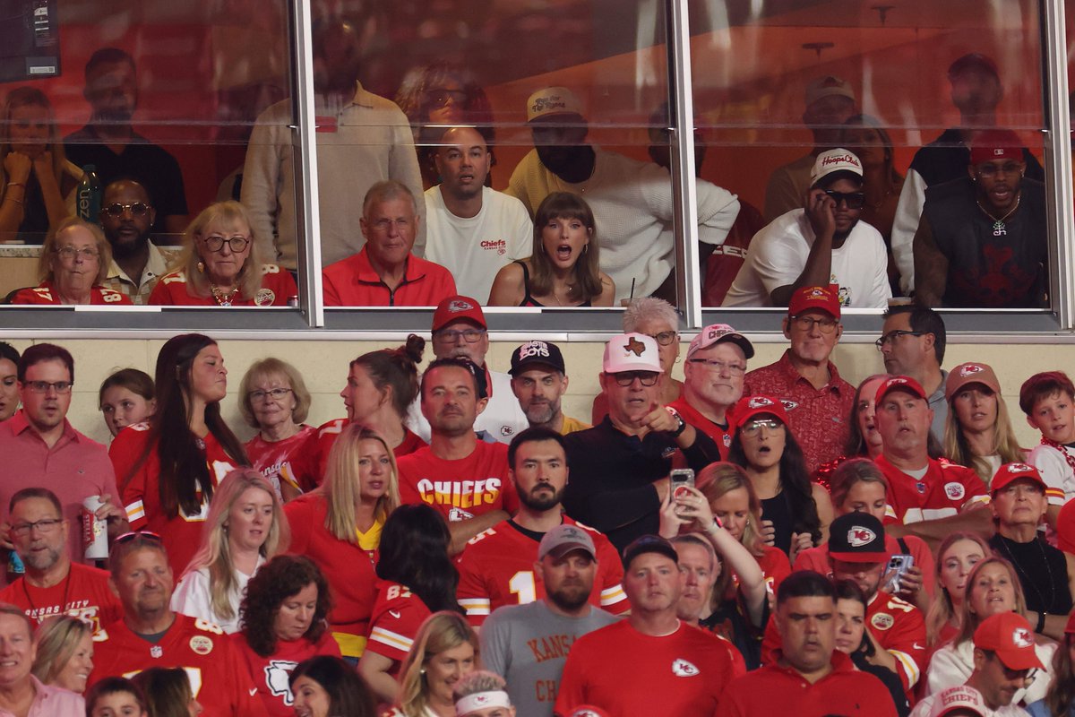 4k_taylorr's tweet photo. Taylor Swift at Chiefs vs. Colts game in Kansas City https://t.co/CZpbUD1n5J