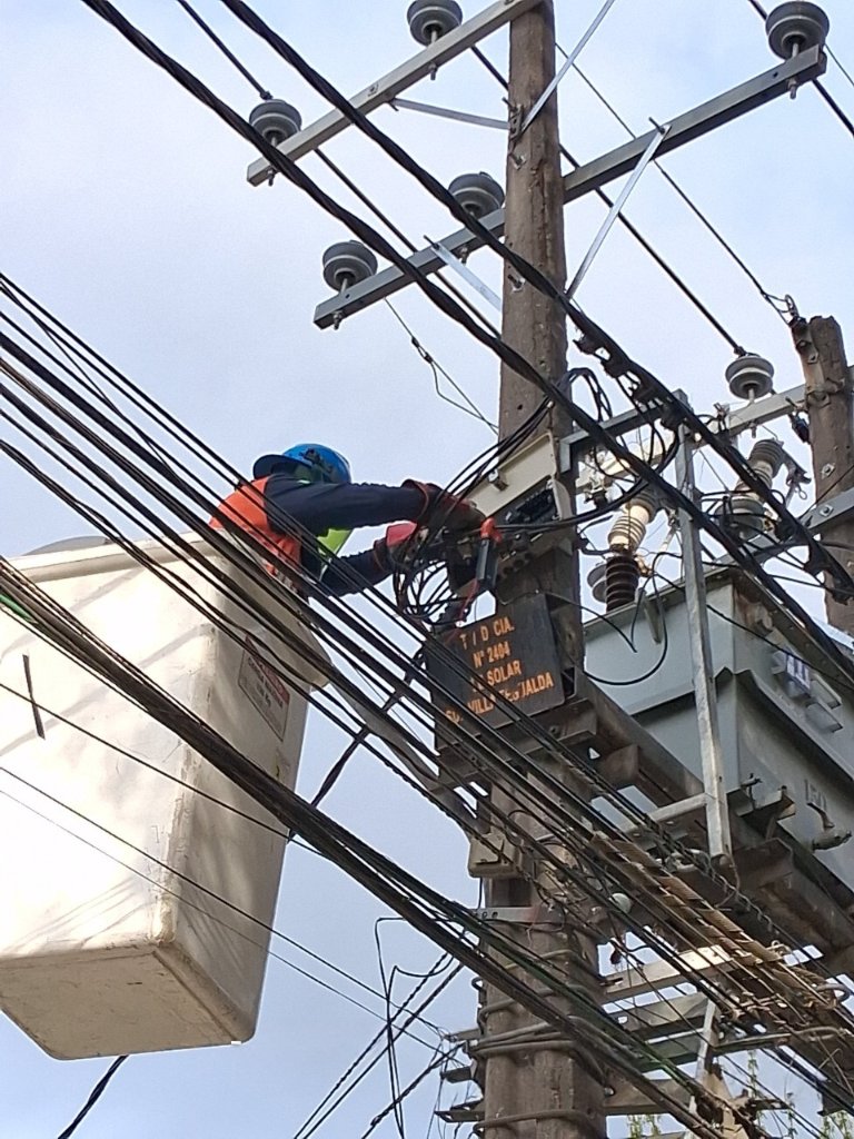 Imágenes del trabajo que realizaron técnicos de Enel para superar la energía en el sector afectado.