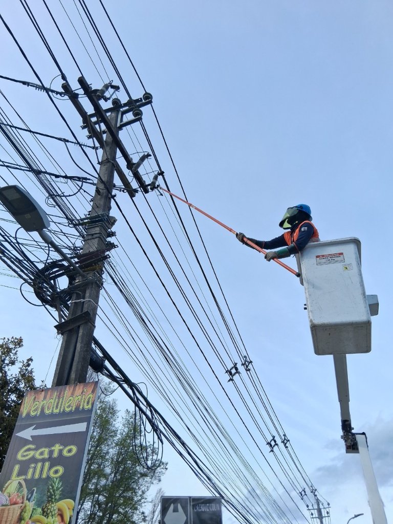 Imágenes del trabajo que realizaron técnicos de Enel para superar la energía en el sector afectado.