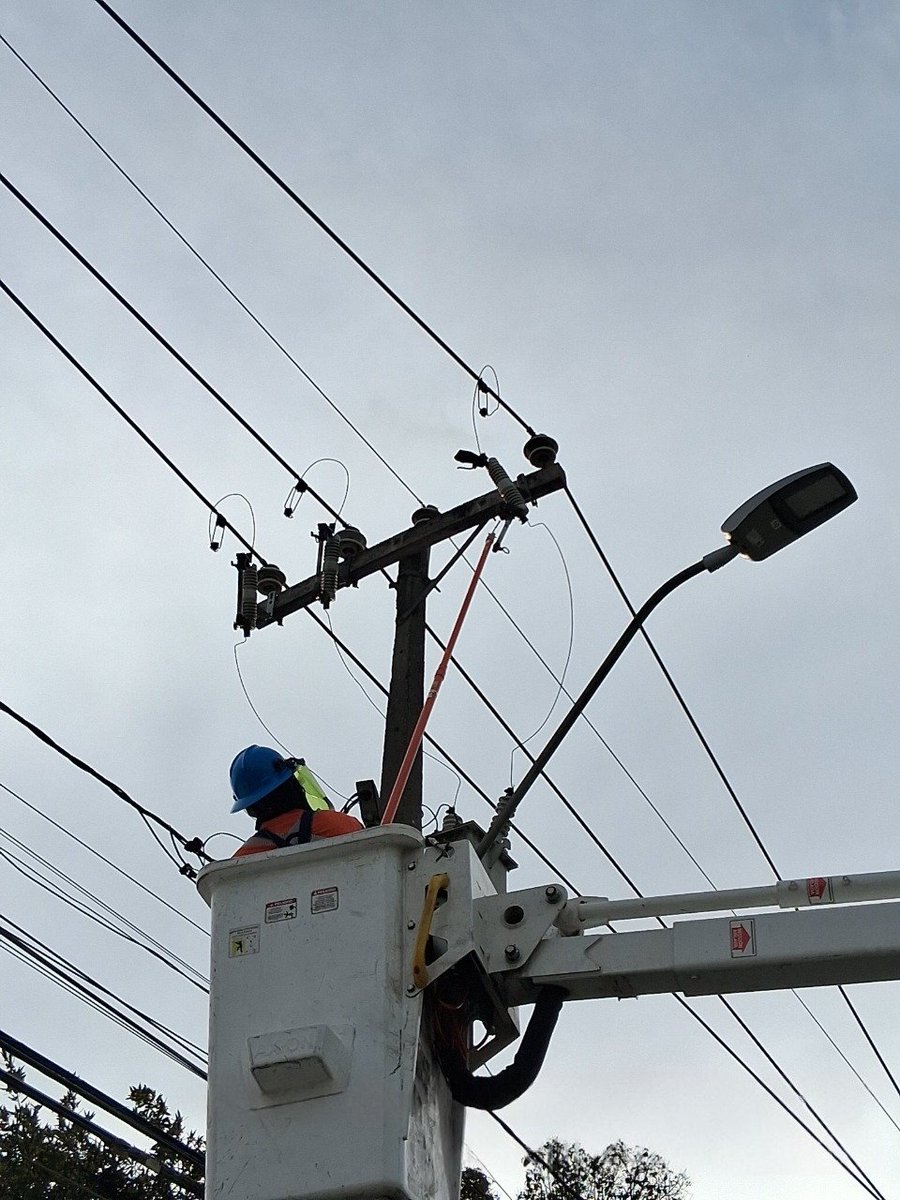 Imágenes del trabajo que realizaron técnicos de Enel para superar la energía en el sector afectado.