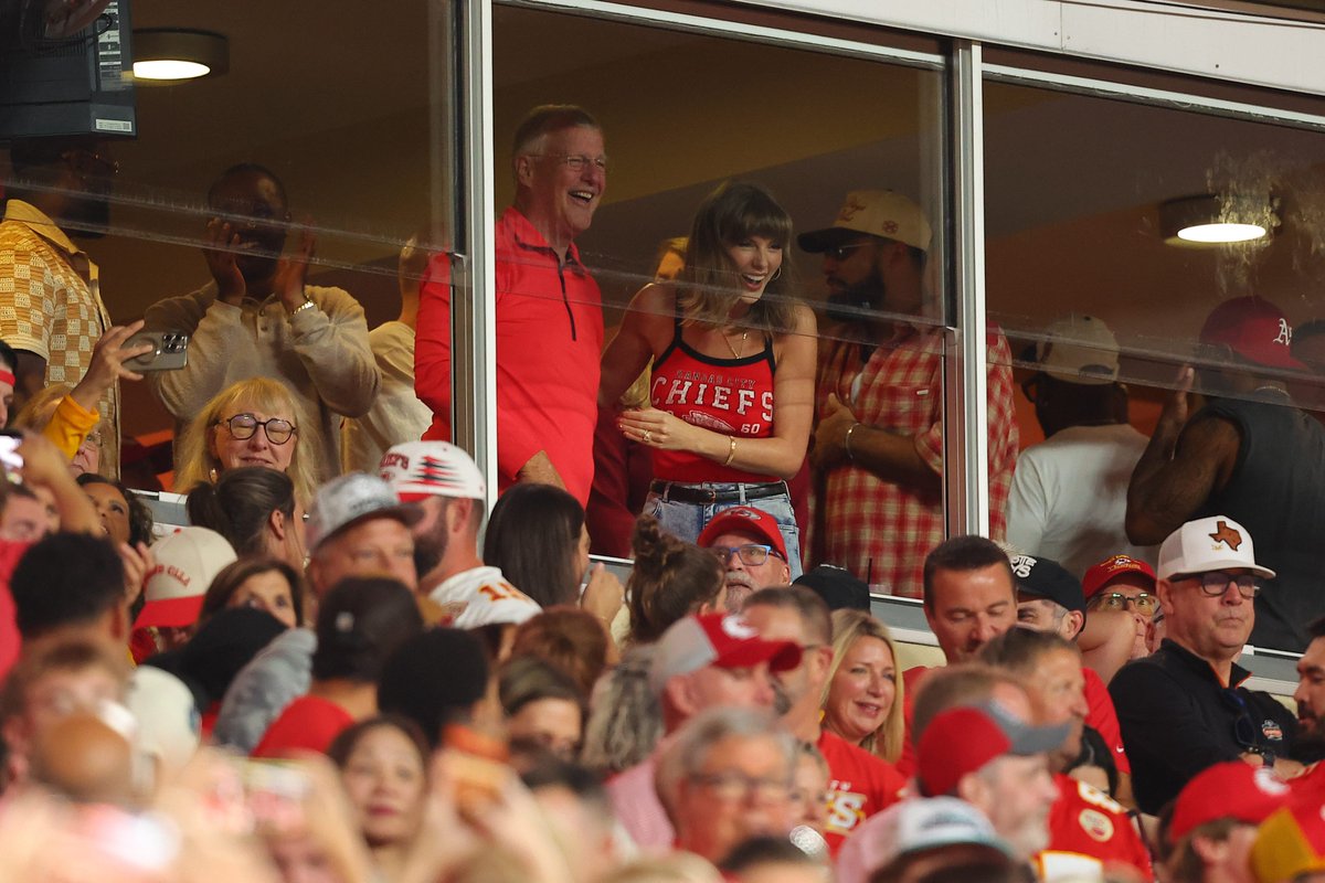 4k_taylorr's tweet photo. Taylor Swift at Chiefs vs. Colts game in Kansas City https://t.co/CZpbUD1n5J