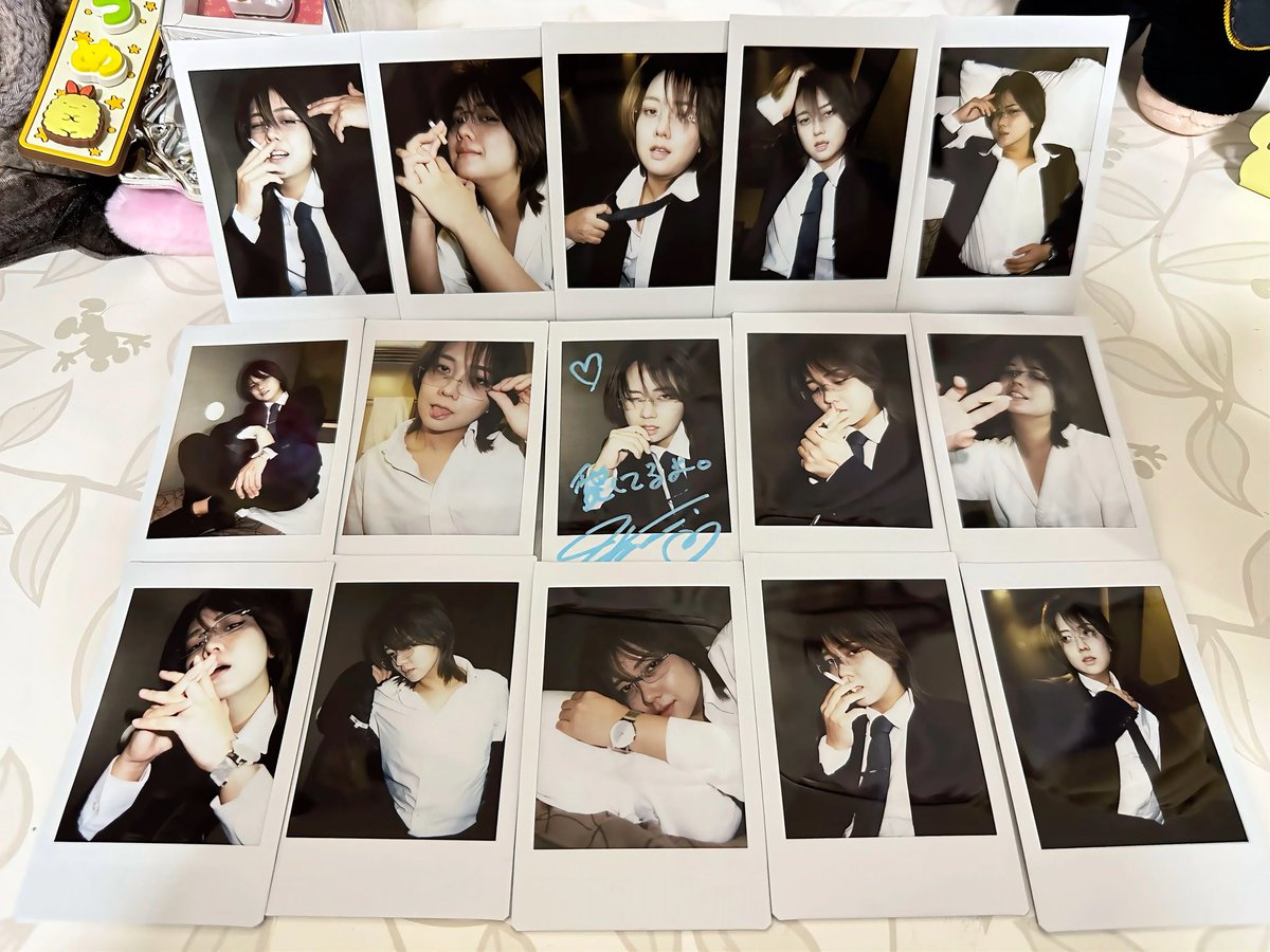 maichi__mmmm's tweet photo. スーツ生チェキ、我慢できなくて看病の合間の深夜3時に開封したんですよ
隣の部屋で家族寝てるし、静かに開封するつもりが、開けるたびに興奮してきて結局1人でしゃべってた😂
このかっこよさを独占するの良くないので、世のために載せときますね https://t.co/RLXSAn3P2i