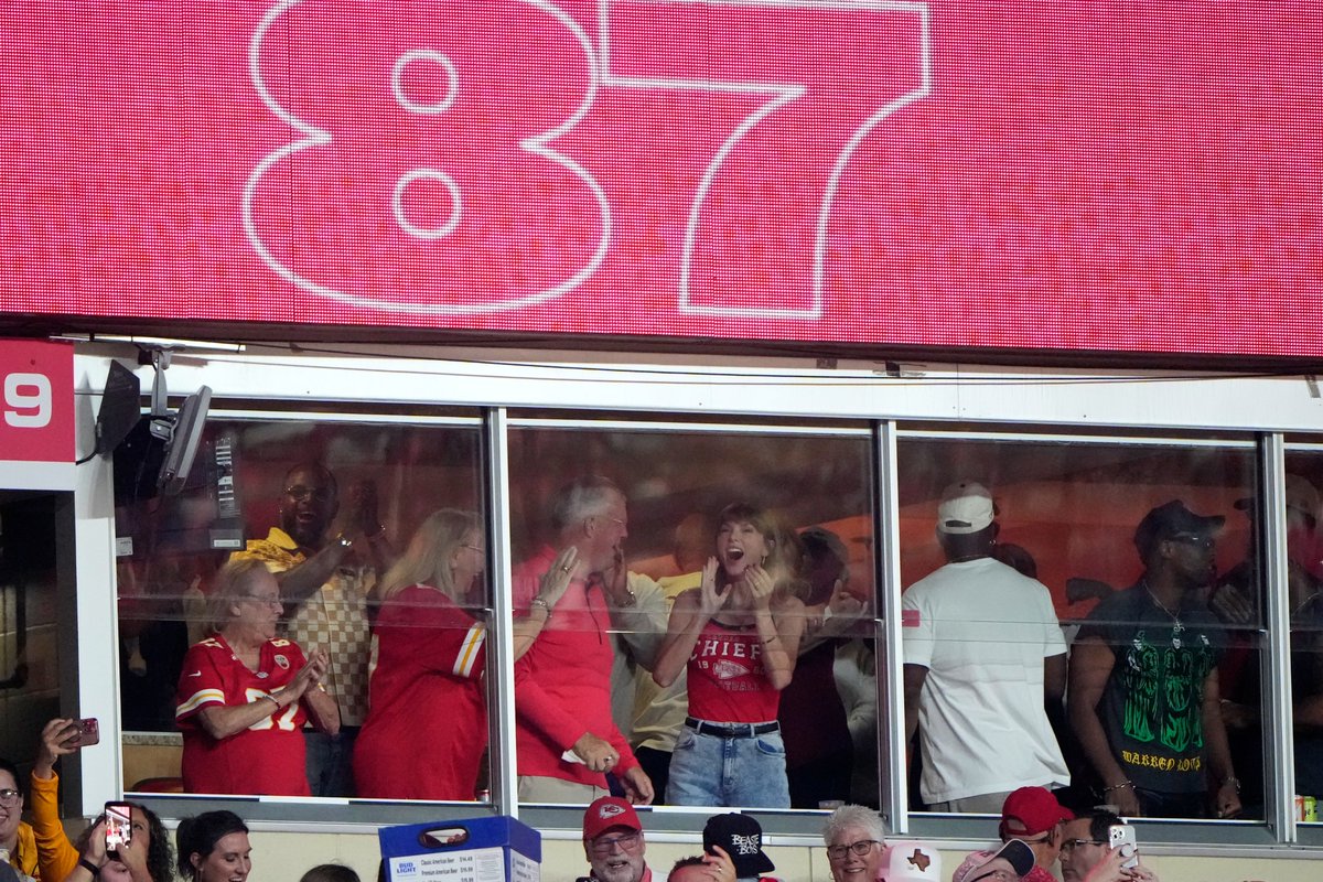 4k_taylorr's tweet photo. Taylor Swift at Chiefs vs. Colts game in Kansas City https://t.co/CZpbUD1n5J