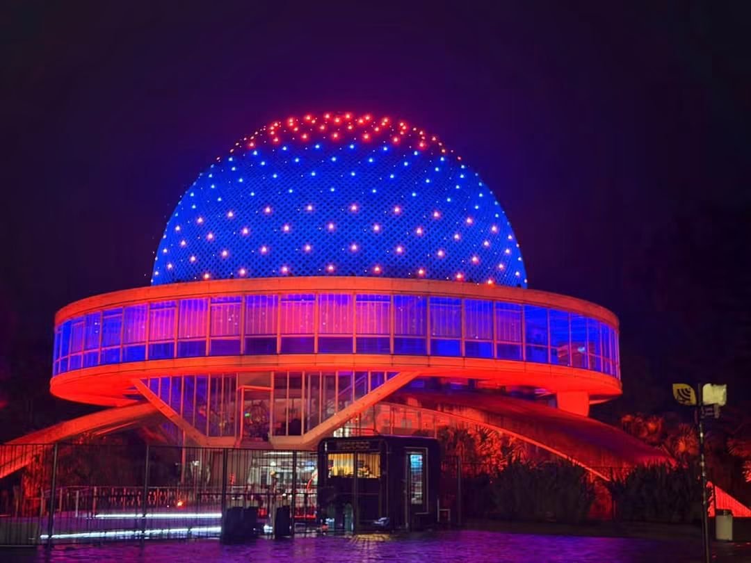 armembargentina's tweet photo. 🟥🟦🟧 3️⃣5️⃣ 
Con motivo del Día de la Independencia de la República de Armenia, en estos momentos varios lugares emblemáticos de Buenos Aires están iluminados con los colores de la bandera de Armenia. https://t.co/DSHqJRsMxs