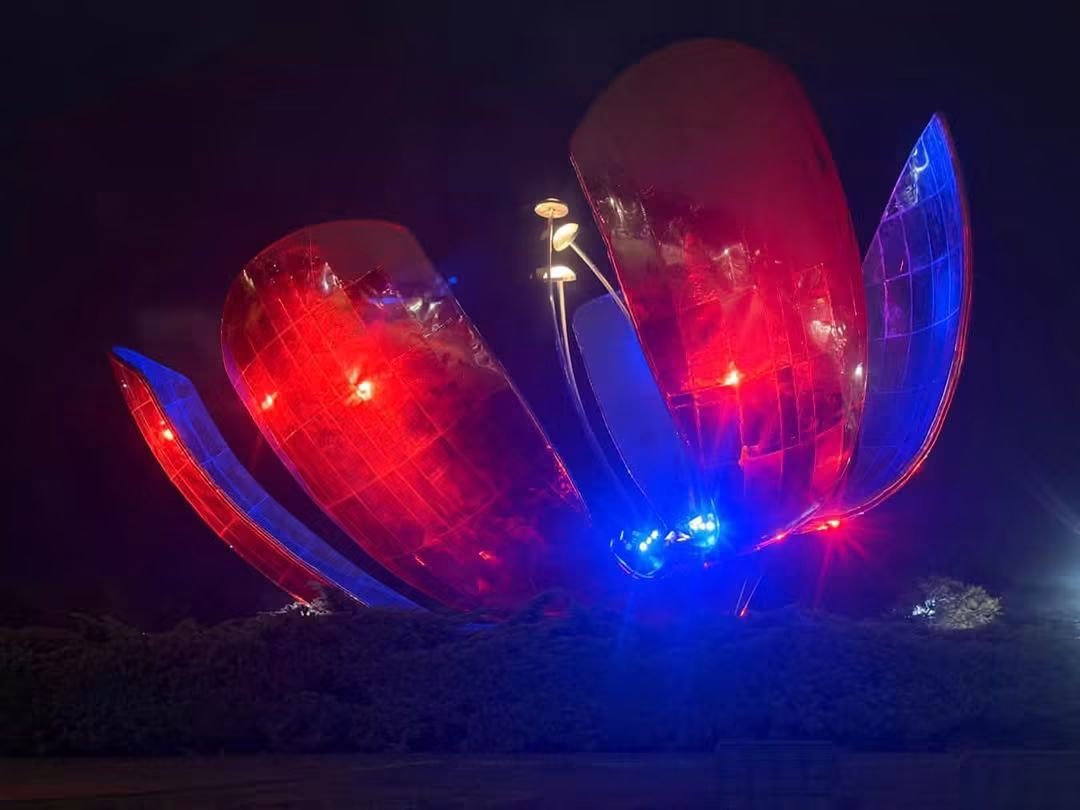 armembargentina's tweet photo. 🟥🟦🟧 3️⃣5️⃣ 
Con motivo del Día de la Independencia de la República de Armenia, en estos momentos varios lugares emblemáticos de Buenos Aires están iluminados con los colores de la bandera de Armenia. https://t.co/DSHqJRsMxs