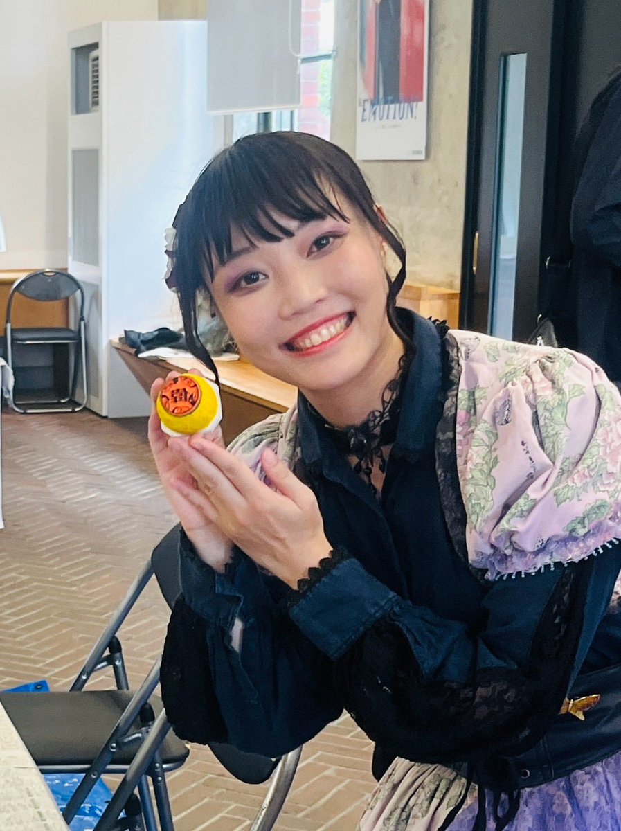 meiji_ijintai's tweet photo. 絵付けには偉人隊のスタンプもありますわよ♪

瑞さんのろくろ体験姿は格好良かったわ✨
土がすべすべで、気持ち良かったらしいわよ✨ https://t.co/J2DLyvOazc