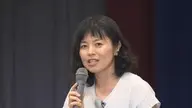 oyanochikara's tweet photo. 教員が子どもを叩いたりなどの暴力は減りつつありますが、言葉の暴力は依然として多いのが実情。

「こんなに忘れ物が多い子は見たことない」「そんなことじゃろくな大人になれない」「こんなこと幼稚園の子でもできるのに」「お前がみんなの足を引っ張ってるんだ」「給食で好き嫌いをしていると何でも嫌なことから逃げるようになるぞ」など。

また全員への戒めのために、人前で特定の子を叱る教員は未だに非常に多いです。教員が他の子たちに「みんなはできてるよね？」と聞いて「はい」と答えさせ、全員で特定の子を叱る状況にするというのもあります。周りの子たち全員に責められることで子どもは絶望的な気持ちになります。

これらは全てこどもの権利条約に反しますが、日本の教員は大人数集団を統率しなければならないという意識が強いのでこういう行為に頼りがちです。教員の人数を増やして、少人数学級にすることで改善される部分も多いはずです
https://t.co/sK01TdmHAq