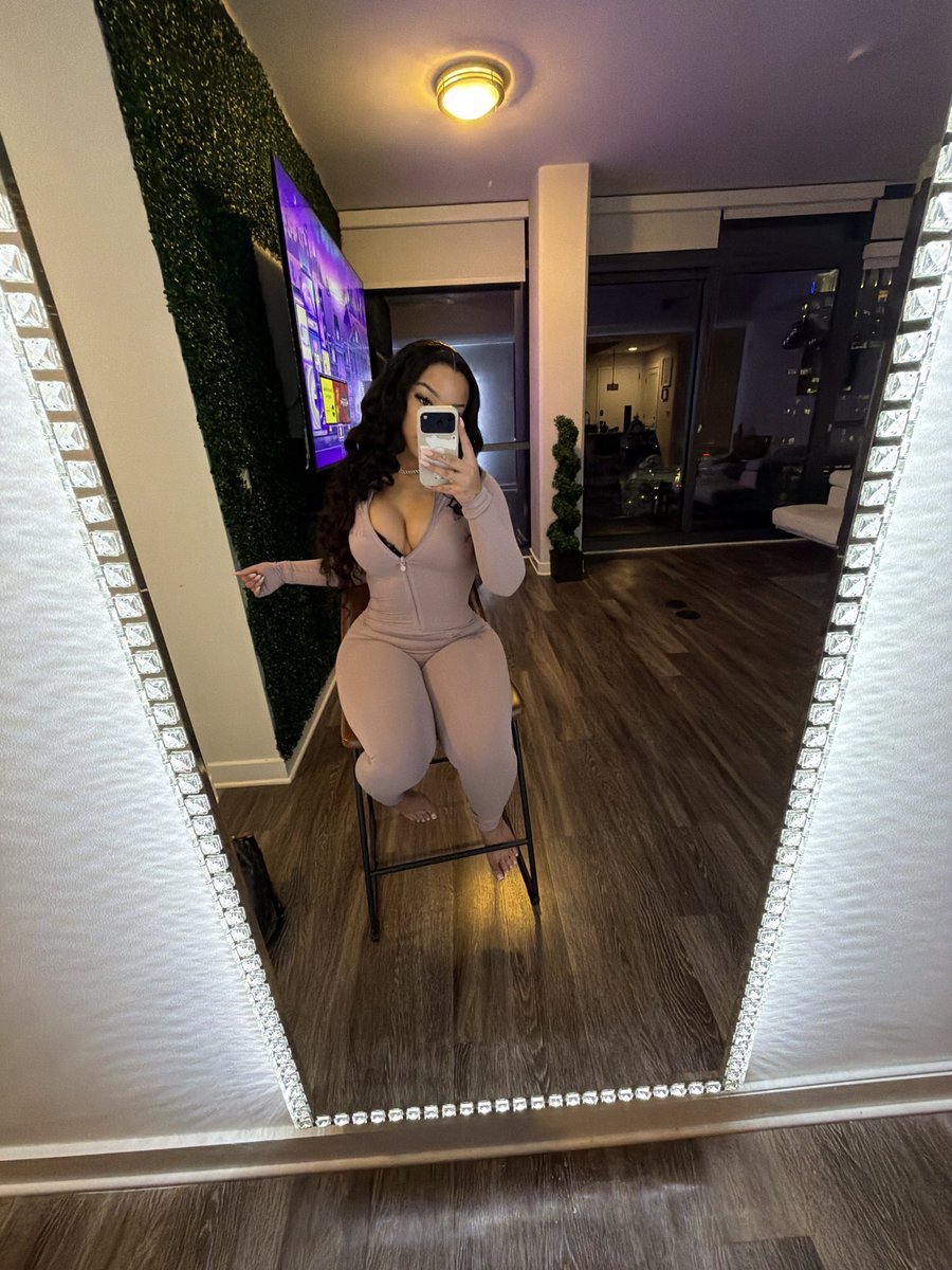 itsdreamwynter's tweet photo. don’t zoom in on my toes https://t.co/t3nFqLGXZt