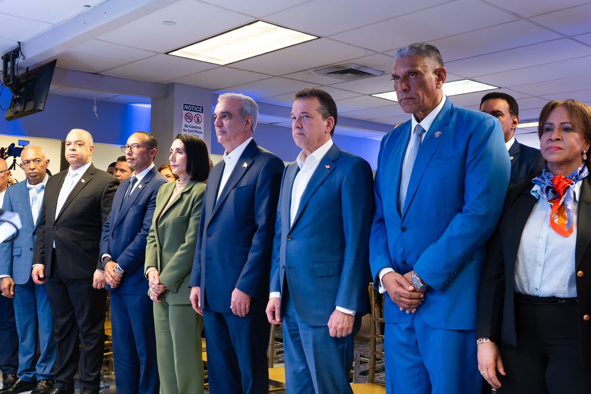 itobisono's tweet photo. Llegamos a Nueva York para acompañar al presidente @luisabinader en la 81.ª Asamblea General de la ONU. 🇩🇴🇺🇳

Y qué mejor manera de iniciar esta agenda que presentando, junto a la primera dama @raquelarbaje y el cónsul @chuvasquez, el primer Pasaporte Electrónico emitido fuera de República Dominicana, dando inicio a su implementación gradual en nuestros consulados.