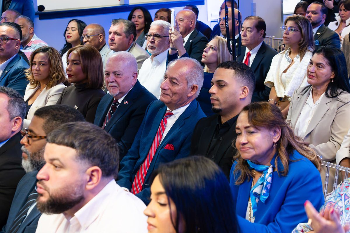 itobisono's tweet photo. Llegamos a Nueva York para acompañar al presidente @luisabinader en la 81.ª Asamblea General de la ONU. 🇩🇴🇺🇳

Y qué mejor manera de iniciar esta agenda que presentando, junto a la primera dama @raquelarbaje y el cónsul @chuvasquez, el primer Pasaporte Electrónico emitido fuera de República Dominicana, dando inicio a su implementación gradual en nuestros consulados.