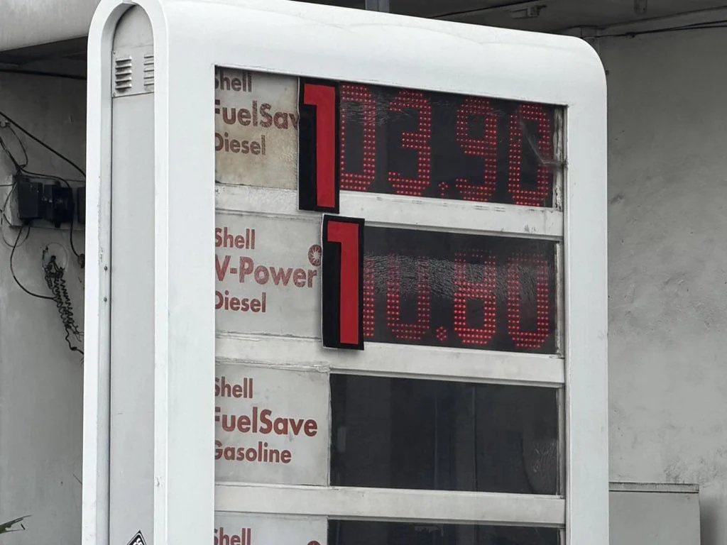 syk2027's tweet photo. @pubity In the Philippines they started putting a 1 in front of all the signs since it crossed 100 pesos/litre https://t.co/sjOEW7ginl