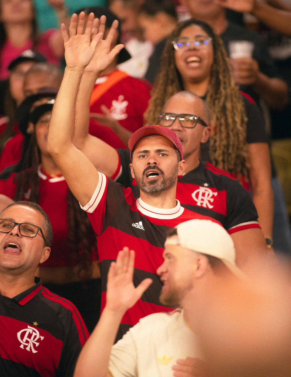 Flamengo's tweet photo. 66.053 presentes em mais uma noite na nossa casa! É aquilo: A GENTE JOGA JUNTO, VAMOS MEU MENGO! 🔴⚫️

#QueTorcidaÉEssa @NacaoCRF https://t.co/3cWAc9XJ7h