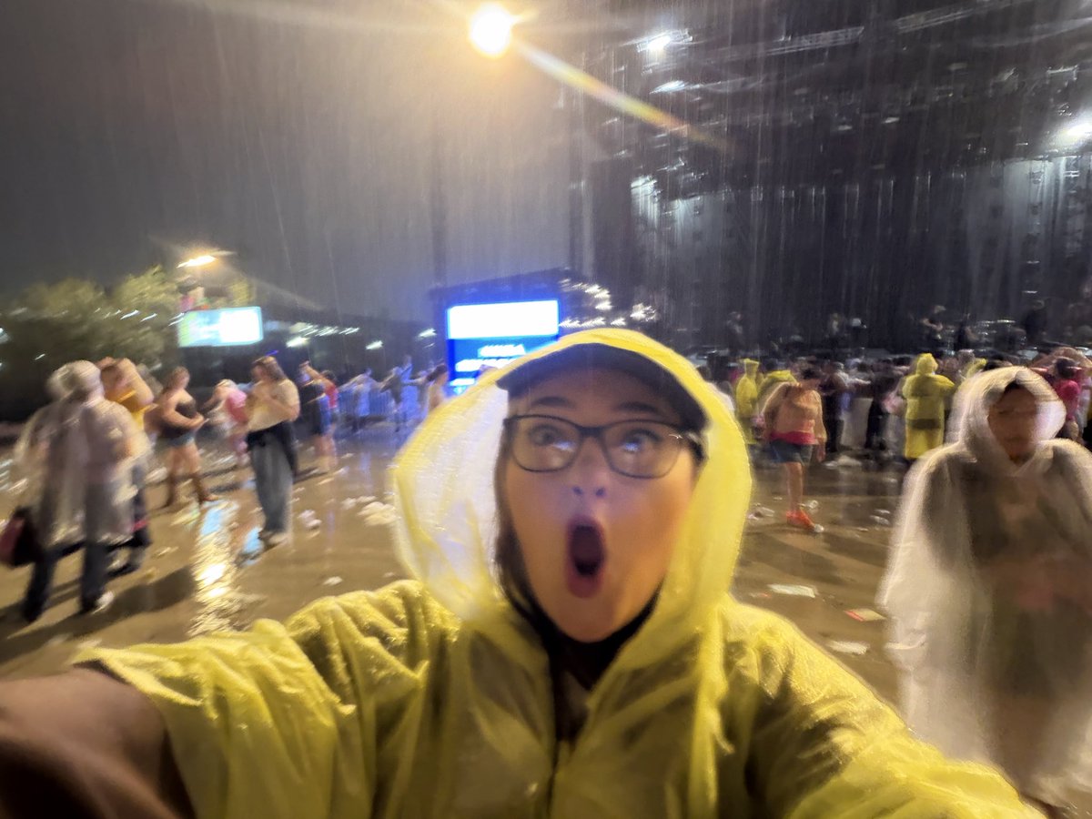 GRACIESDIMM's tweet photo. guys, he’s totally saw my jacket yesterday and he wanted to twin thinking I was coming tonight 😛 silly chuck https://t.co/jwI2Ir3J3S