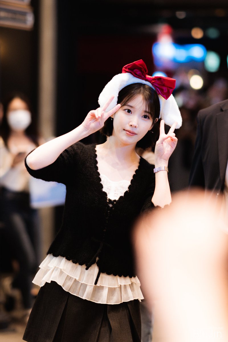 BluJin_pic's tweet photo. [26.09.20] #아이유 #무대인사 #IU #유애나 #UAENA #CGV https://t.co/ufKHbAYaRl