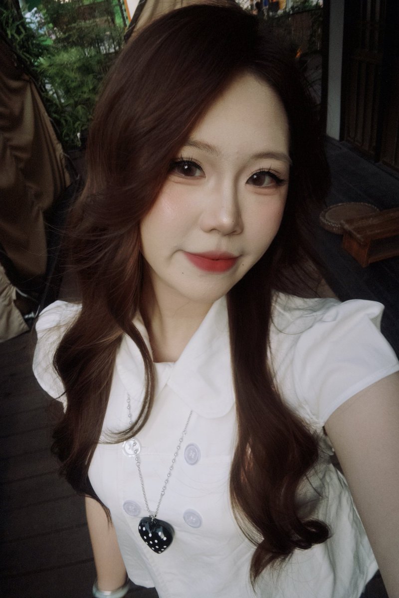 Jayeonj1yn's tweet photo. 嘿嘿一个是没p妆的 一个是p了妆的哪个好看呀🥺🥺 https://t.co/kodaFbrd9a
