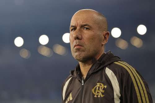 fla_da_opressao's tweet photo. Precisamos falar de Leonardo Jardim novamente.

O Palmeiras chegou a abrir 9 pontos de vantagem — e até 12 em determinado momento. Hoje, o Flamengo está 3 pontos à frente.

O campeonato que parecia decidido mudou completamente.

Pode criticar o Jardim pelas substituições, mas nem todo ponto perdido é culpa do técnico. Jogador também perde gol, erra passe e toma decisão errada.

Leonardo Jardim vem fazendo um bom trabalho. Ponto.
