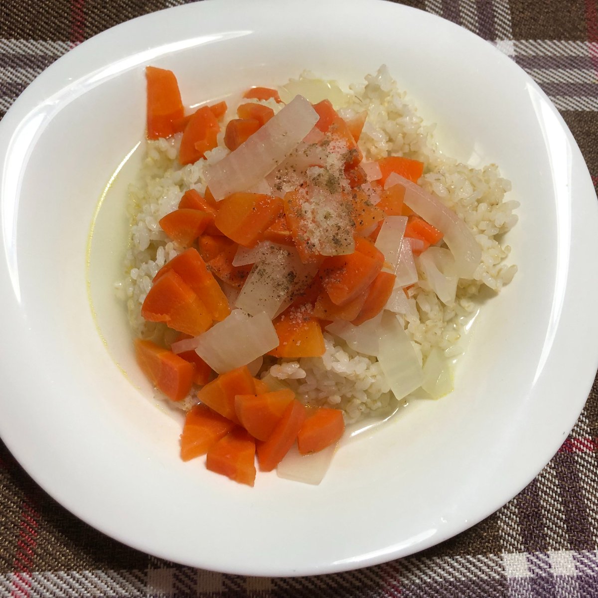 kuucyan13th's tweet photo. 有機スムージー。りんご、さつまいも、オーツ麦。
クラッカー。純ココア+豆乳。
ごはん+梅干し+海苔。
カレーではない。休カレー日。
たまにはカレー抜きに。
面白いハッシュタグを見かけたので、
早速つけてみる→#反戦料理部
#ヴィーガン #vegan #玄米菜食 #広島平和菜食主義
#nori #umeboshi https://t.co/AGyuXMiTMR